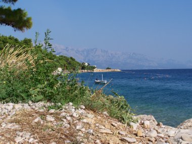 Kristal mavi deniz ile kayalık Hırvat COA'ları