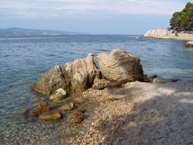 Dev kayalar ve küçük çakıl Hırvat beach