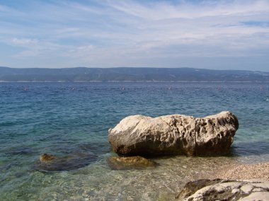 Dev kayalar ve küçük çakıl Hırvat beach