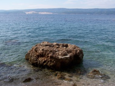 Dev kayalar ve küçük çakıl Hırvat beach