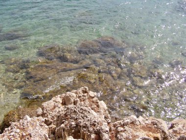 Dev kayalar ve küçük çakıl Hırvat beach