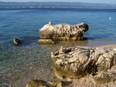 Dev kayalar ve küçük çakıl Hırvat beach