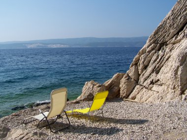 Dev kayalar ve küçük çakıl Hırvat beach
