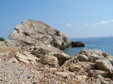 Dev kayalar ve küçük çakıl Hırvat beach