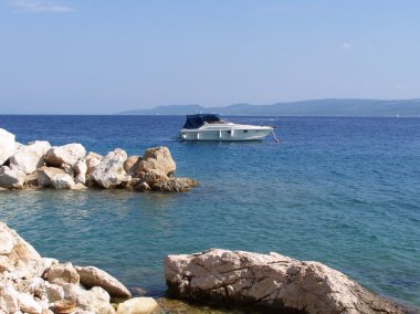 Dev kayalar ve küçük çakıl Hırvat beach