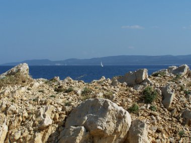 Dev kayalar ve küçük çakıl Hırvat beach
