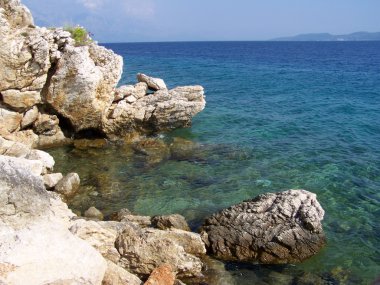 Dev kayalar ve küçük çakıl Hırvat beach