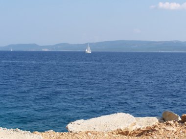 Dev kayalar ve küçük çakıl Hırvat beach