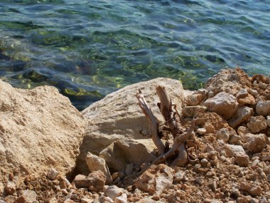 Dev kayalar ve küçük çakıl Hırvat beach