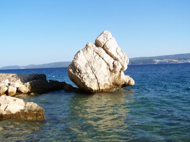Dev kayalar ve küçük çakıl Hırvat beach