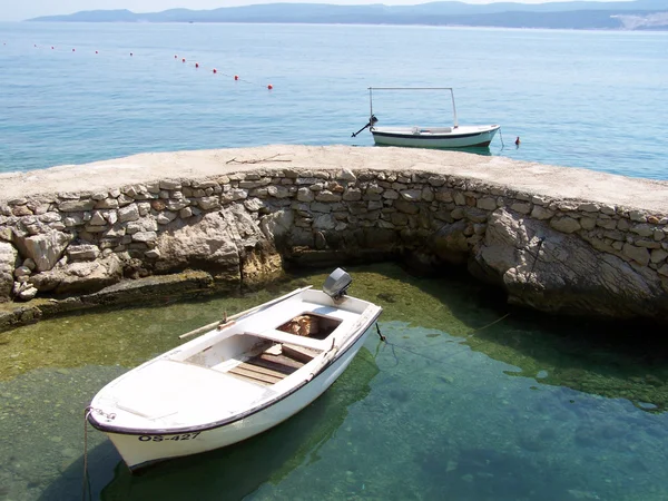 Boten op het Kroatische strand — Stockfoto