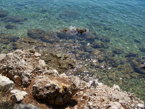 Playa croata con rocas gigantes y pequeños guijarros —  Fotos de Stock
