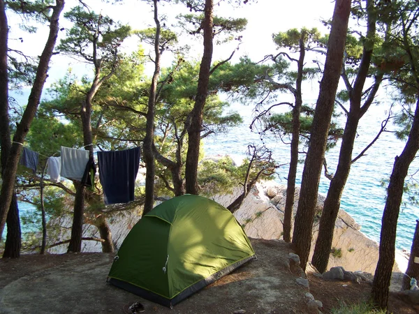 Hırvatistan kayalık sahilde kamp