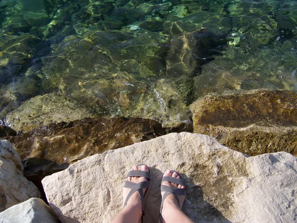 Dev kayalar ve küçük çakıl Hırvat beach