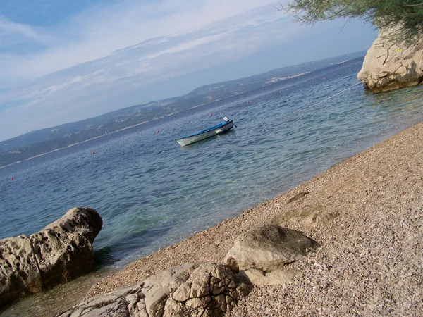 Dev kayalar ve küçük çakıl Hırvat beach — Stok fotoğraf