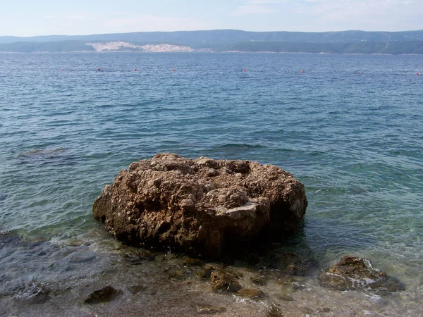 Kroatiska strand med stora stenar och små stenar — Stockfoto