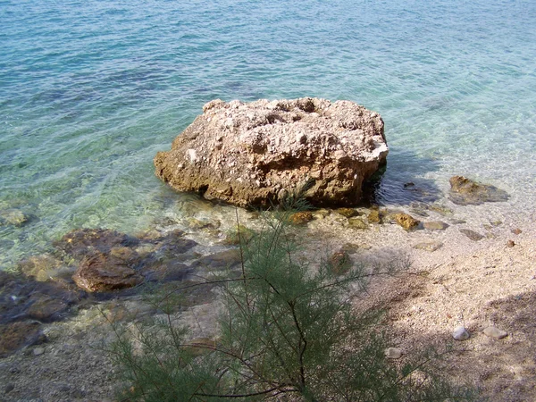 Dev kayalar ve küçük çakıl Hırvat beach