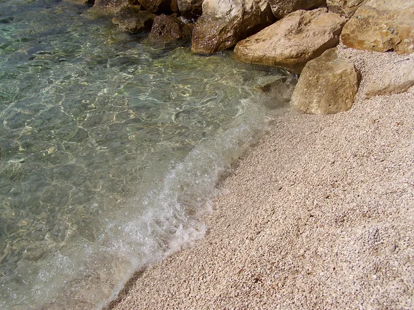 Plage croate avec rochers géants et petits cailloux — Photo