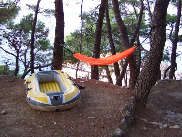 Hırvatistan'daki deniz üzerinde kamp