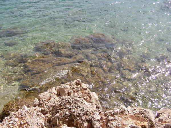 Spiaggia croata con rocce giganti e piccoli ciottoli — Foto Stock