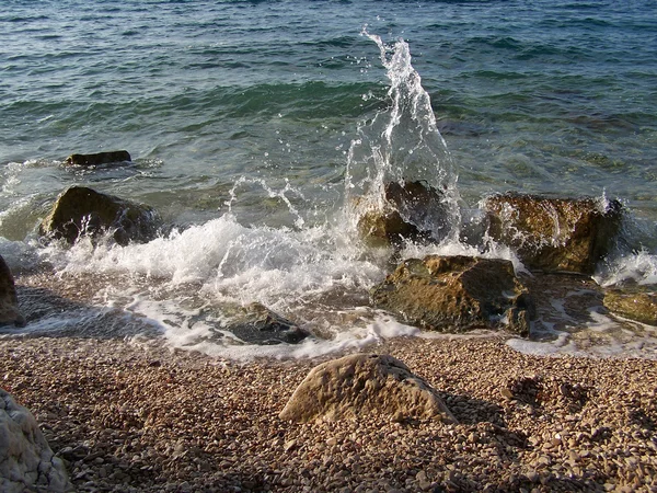 Playa croata con rocas gigantes y pequeños guijarros —  Fotos de Stock