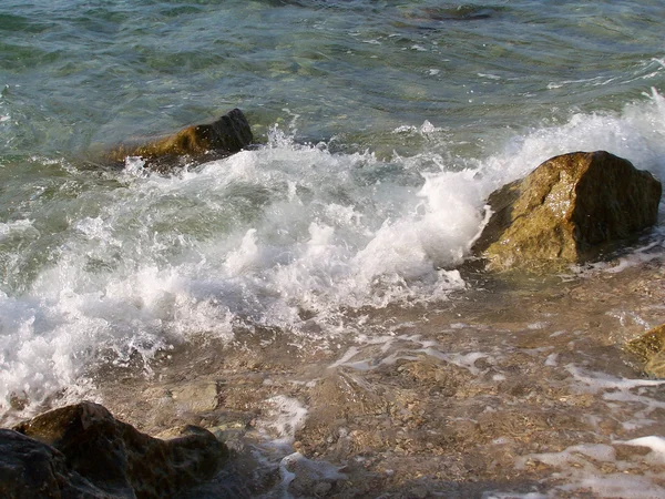 Kroatische strand met reusachtige rotsen en kleine steentjes — Stockfoto