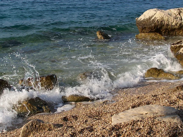 Dev kayalar ve küçük çakıl Hırvat beach