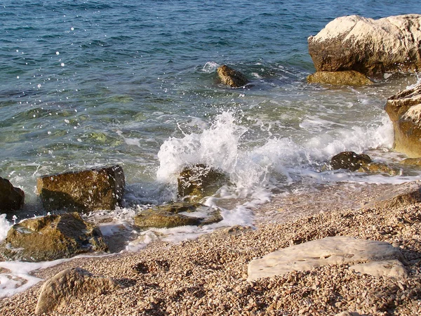 Playa croata con rocas gigantes y pequeños guijarros —  Fotos de Stock