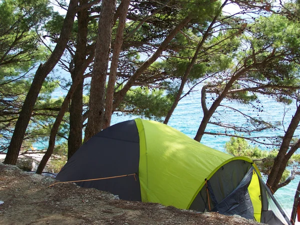 Hırvatistan kayalık sahilde kamp
