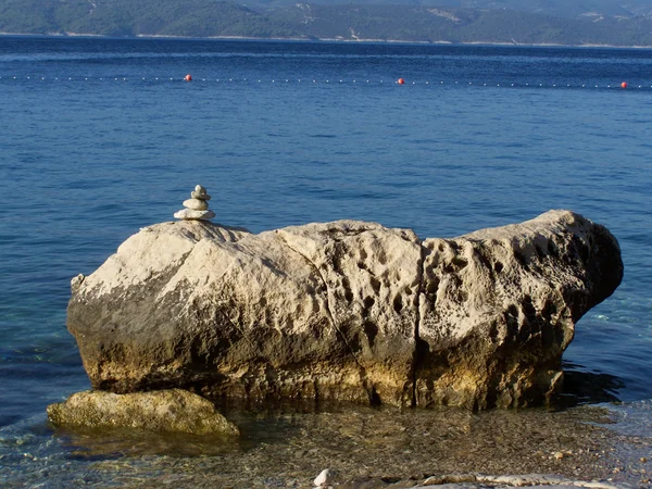 Dev kayalar ve küçük çakıl Hırvat beach — Stok fotoğraf