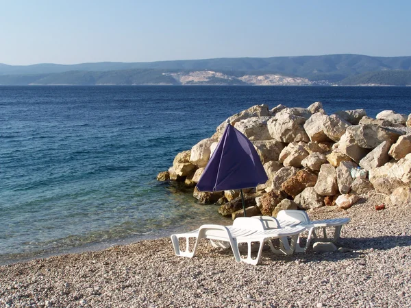 Хорватский пляж с гигантскими скалами и мелкой галькой — стоковое фото