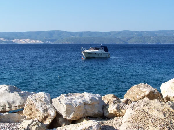 Kroatische strand met reusachtige rotsen en kleine steentjes — Stockfoto