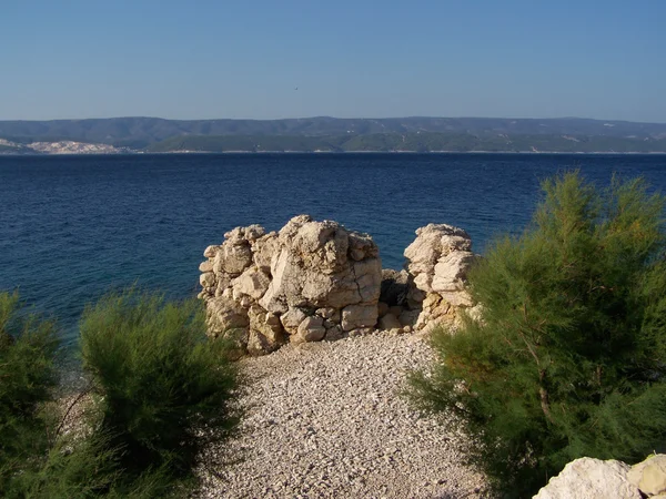 Praia croata com rochas gigantes e pequenos seixos — Fotografia de Stock