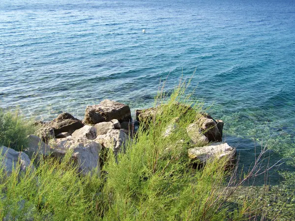 Felsige kroatische Küste mit kristallblauem Meer — Stockfoto