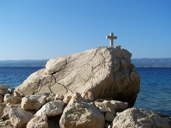 Dev kayalar ve küçük çakıl Hırvat beach
