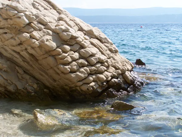 Dev kayalar ve küçük çakıl Hırvat beach