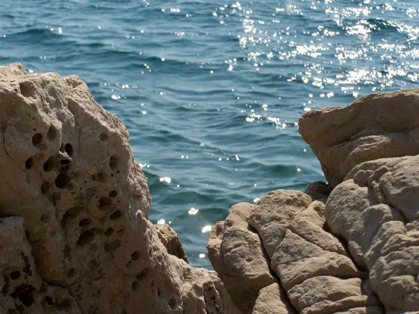 Plage croate avec rochers géants et petits cailloux — Photo