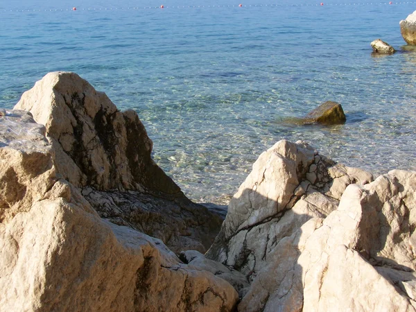 Хорватська-пляж з гігантських каменів і дрібної гальки — стокове фото