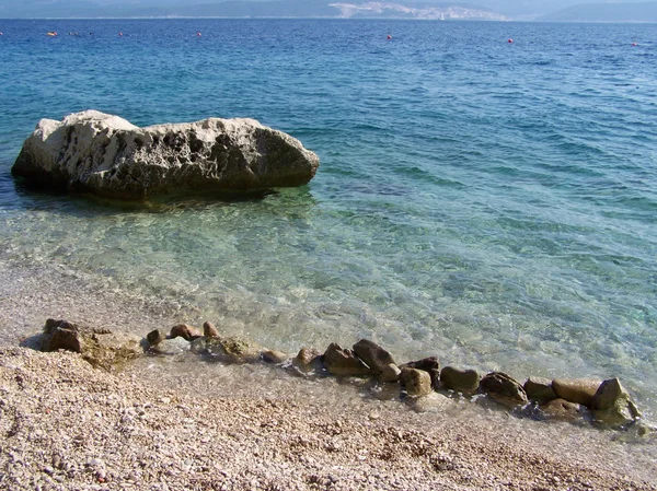 Dev kayalar ve küçük çakıl Hırvat beach — Stok fotoğraf