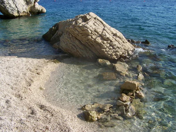 Dev kayalar ve küçük çakıl Hırvat beach — Stok fotoğraf