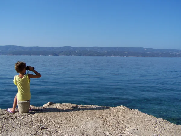 Deniz izlerken dürbün ile küçük kız