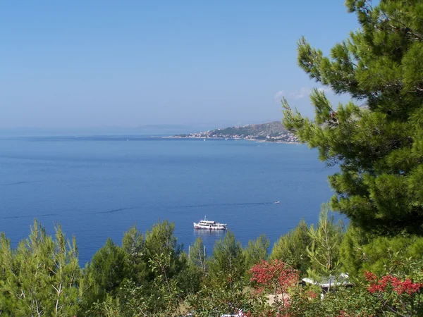 Kristal mavi deniz ile kayalık Hırvat sahil — Stok fotoğraf