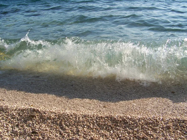 Ondas do mar atingindo a costa de seixos — Fotografia de Stock