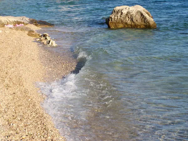 与巨大的岩石和小鹅卵石的克罗地亚海滩 — 图库照片