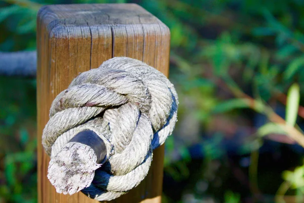 Bir düğüm ile ahşap ayağı