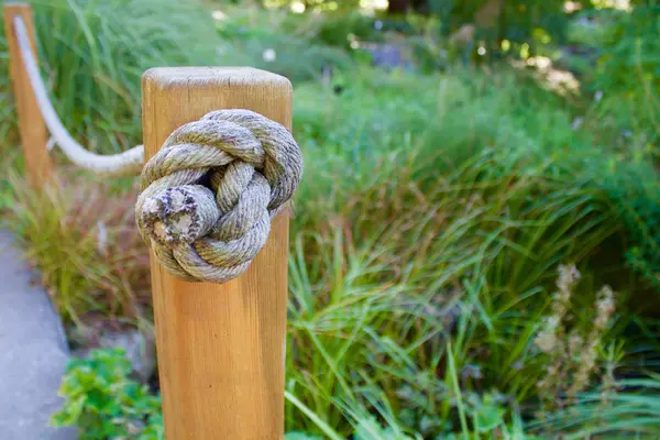 Bir düğüm ile ahşap ayağı