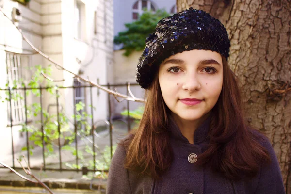 Retrato de una adolescente con boina Fotos de stock