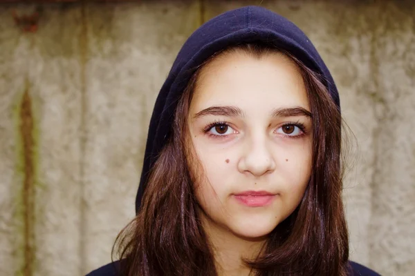 Chica adolescente retrato con una capucha Imágenes de stock libres de derechos