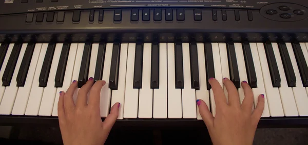 Child hands on electric piano keyboard — Stock Photo, Image