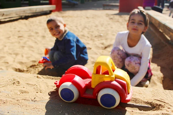 İki çocuk birlikte sandpit oynama